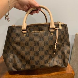 Super cute authentic Michael kors bag!!
